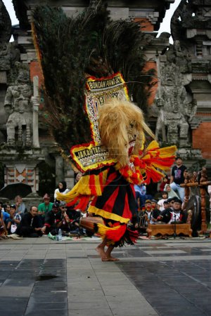 Téléchargez les photos : Jakarta, Indonésie. 21 avril 2024. Une danse traditionnelle appelée "Satya Brasta Dance" de Bali s'est produite sur la scène ouverte de l'attraction touristique TMII, Jakarta. - en image libre de droit