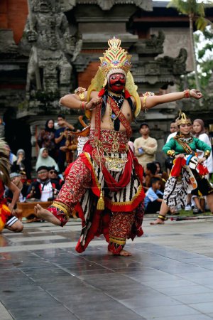 Foto de Yakarta, Indonesia. 21 de abril de 2024. Una danza tradicional llamada "Satya Brasta Dance" de Bali actuó en el escenario abierto de la atracción turística TMII, Yakarta. - Imagen libre de derechos