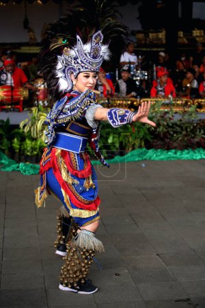 Téléchargez les photos : Jakarta, Indonésie. 21 avril 2024. Art traditionnel appelé "Topeng Ireng" de Boyolali Regency, Java central, joué à l'occasion du 49e anniversaire de TMII, Jakarta. - en image libre de droit