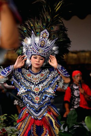 Foto de Yakarta, Indonesia. 21 de abril de 2024. Arte tradicional llamado "Topeng Ireng" de Boyolali Regency, Java Central, realizado con motivo del 49º aniversario de TMII, Yakarta. - Imagen libre de derechos