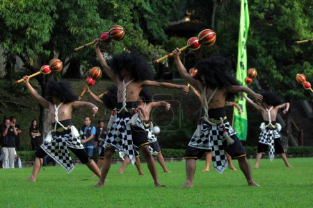 Téléchargez les photos : Solo, Indonesia. April 29, 2024. A traditional dance called "Rampak Gagah" was performed at the opening of the 18th World Dance Day in the courtyard of the ISI Surakarta Rectorate, Central Java. - en image libre de droit