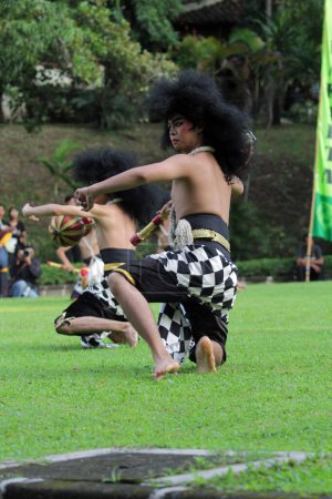 Foto de Solo, Indonesia. 29 de abril de 2024. Una danza tradicional llamada "Rampak Gagah" se realizó en la inauguración del XVIII Día Mundial de la Danza en el patio del Rectorado ISI Surakarta, Java Central. - Imagen libre de derechos
