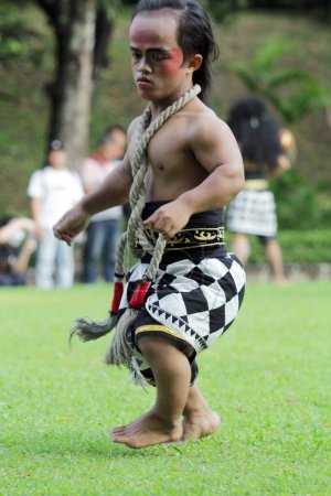 Téléchargez les photos : Solo, Indonésie. 29 avril 2024. Une danse traditionnelle appelée "Rampak Gagah" a été exécutée à l'ouverture de la 18ème Journée mondiale de la danse dans la cour du Rectorat ISI Surakarta, Java centrale. - en image libre de droit
