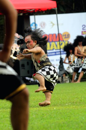 Téléchargez les photos : Solo, Indonésie. 29 avril 2024. Une danse traditionnelle appelée "Rampak Gagah" a été exécutée à l'ouverture de la 18ème Journée mondiale de la danse dans la cour du Rectorat ISI Surakarta, Java centrale. - en image libre de droit