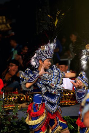 Foto de Yakarta, Indonesia. 21 de abril de 2024. Arte tradicional llamado "Topeng Ireng" de Boyolali Regency, Java Central, realizado con motivo del 49º aniversario de TMII, Yakarta. - Imagen libre de derechos