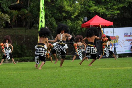 Foto de Solo, Indonesia. 29 de abril de 2024. Una danza tradicional llamada "Rampak Gagah" se realizó en la inauguración del XVIII Día Mundial de la Danza en el patio del Rectorado ISI Surakarta, Java Central. - Imagen libre de derechos