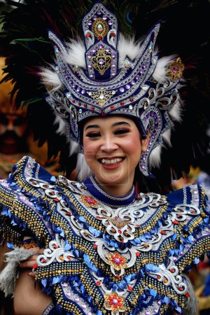 Téléchargez les photos : Jakarta, Indonésie. 21 avril 2024. Art traditionnel appelé "Topeng Ireng" de Boyolali Regency, Java central, joué à l'occasion du 49e anniversaire de TMII, Jakarta. - en image libre de droit