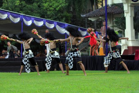 Téléchargez les photos : Solo, Indonesia. April 29, 2024. A traditional dance called "Rampak Gagah" was performed at the opening of the 18th World Dance Day in the courtyard of the ISI Surakarta Rectorate, Central Java. - en image libre de droit