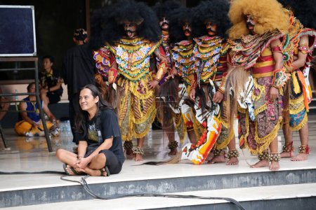 Téléchargez les photos : Jakarta, Indonésie. 21 avril 2024. Art populaire appelé "Jaranan Saleho" de Boyolali Regency, Java central, exposé à l'occasion du 49e anniversaire de TMII, Jakarta. - en image libre de droit
