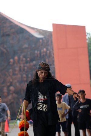 Foto de Yakarta, Indonesia. 21 de abril de 2024. Arte popular llamado "Jaranan Saleho" de Boyolali Regency, Java Central, exhibido con motivo del 49º Aniversario de TMII, Yakarta. - Imagen libre de derechos