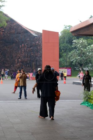 Téléchargez les photos : Jakarta, Indonésie. 21 avril 2024. Art populaire appelé "Jaranan Saleho" de Boyolali Regency, Java central, exposé à l'occasion du 49e anniversaire de TMII, Jakarta. - en image libre de droit