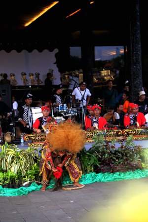 Foto de Yakarta, Indonesia. 21 de abril de 2024. Arte popular llamado "Jaranan Saleho" de Boyolali Regency, Java Central, exhibido con motivo del 49º Aniversario de TMII, Yakarta. - Imagen libre de derechos