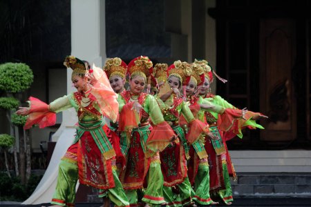Foto de Solo, Indonesia. 29 de abril de 2024. La danza tradicional "Lenggang Nyai" de Yakarta se presentó en la inauguración del XVIII Día Mundial de la Danza en el patio del Rectorado ISI Surakarta, Java Central. - Imagen libre de derechos