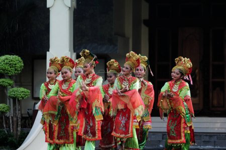 Téléchargez les photos : Solo, Indonésie. 29 avril 2024. La danse traditionnelle "Lenggang Nyai" de Jakarta s'est produite à l'ouverture de la 18ème Journée mondiale de la danse dans la cour du Rectorat ISI Surakarta, Java centrale. - en image libre de droit