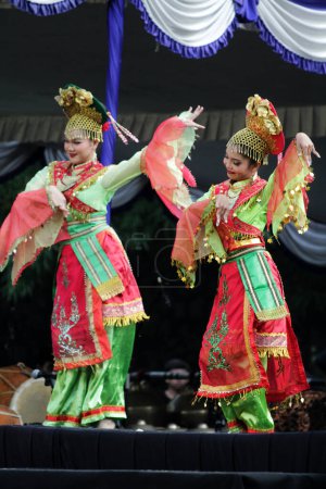 Foto de Solo, Indonesia. 29 de abril de 2024. La danza tradicional "Lenggang Nyai" de Yakarta se presentó en la inauguración del XVIII Día Mundial de la Danza en el patio del Rectorado ISI Surakarta, Java Central. - Imagen libre de derechos