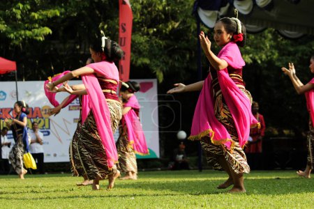 Téléchargez les photos : Solo, Indonésie. 29 avril 2024. La danse traditionnelle "Leggern Eling-el-ing" a été réalisée à l'ouverture de la 18ème Journée mondiale de la danse dans la cour du Rectorat ISI Surakarta, Java centrale - en image libre de droit