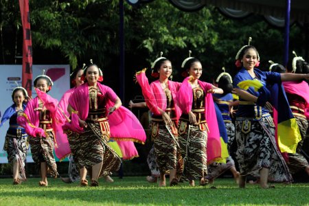 Foto de Solo, Indonesia. 29 de abril de 2024. La danza tradicional "Leggern Eling-el-ing" se realizó en la inauguración del XVIII Día Mundial de la Danza en el patio del Rectorado ISI Surakarta, Java Central - Imagen libre de derechos