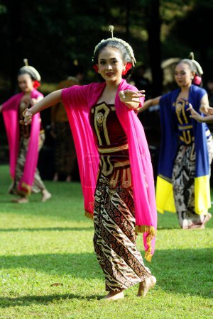 Photo for Solo, Indonesia. April 29, 2024. The traditional dance "Leggern Eling-el-ing" was performed at the opening of the 18th World Dance Day in the courtyard of the ISI Surakarta Rectorate, Central Java - Royalty Free Image
