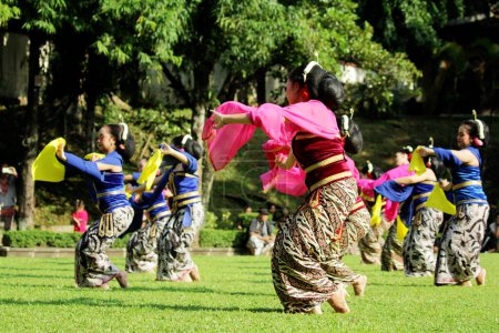 Foto de Solo, Indonesia. 29 de abril de 2024. La danza tradicional "Leggern Eling-el-ing" se realizó en la inauguración del XVIII Día Mundial de la Danza en el patio del Rectorado ISI Surakarta, Java Central - Imagen libre de derechos