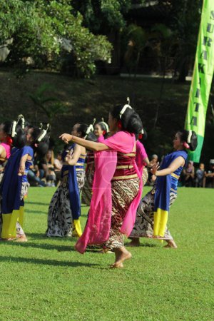 Téléchargez les photos : Solo, Indonésie. 29 avril 2024. La danse traditionnelle "Leggern Eling-el-ing" a été réalisée à l'ouverture de la 18ème Journée mondiale de la danse dans la cour du Rectorat ISI Surakarta, Java centrale - en image libre de droit
