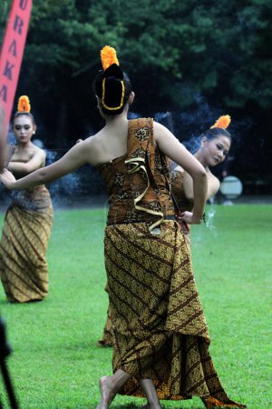 Foto de Solo, Indonesia. 29 de abril de 2024. La danza tradicional "Umbul Donga" se realizó en la inauguración del XVIII Día Mundial de la Danza en el patio del Rectorado ISI Surakarta, Java Central. - Imagen libre de derechos
