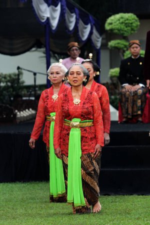Téléchargez les photos : Solo, Indonésie. 29 avril 2024. La danse traditionnelle "Umbul Donga" a été réalisée à l'ouverture de la 18ème Journée mondiale de la danse dans la cour du Rectorat ISI Surakarta, Java centrale. - en image libre de droit