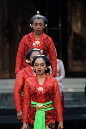 Foto de Solo, Indonesia. 29 de abril de 2024. La danza tradicional "Umbul Donga" se realizó en la inauguración del XVIII Día Mundial de la Danza en el patio del Rectorado ISI Surakarta, Java Central. - Imagen libre de derechos