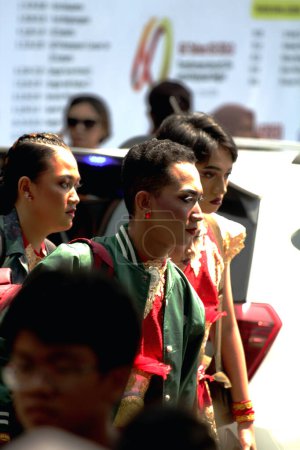 Téléchargez les photos : Solo, Indonésie. 29 avril 2024. La photo montre les activités des gens à la commémoration de la Journée mondiale de la danse 2024 à ISI Surakarta, Java central - en image libre de droit