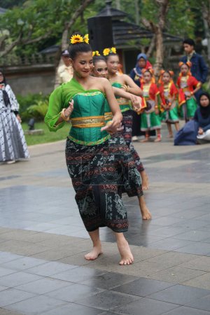 Foto de Yakarta, Indonesia. 25 de mayo 2024. Una danza tradicional llamada "Danza Gambyong" de Java Central se realiza en el escenario abierto de la atracción turística TMII, Yakarta. - Imagen libre de derechos