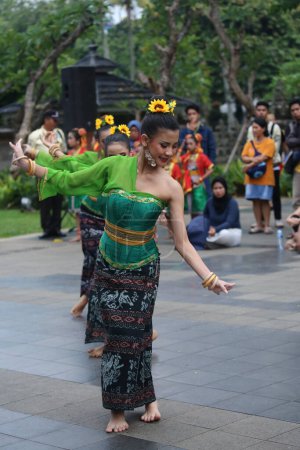 Foto de Yakarta, Indonesia. 25 de mayo 2024. Una danza tradicional llamada "Danza Gambyong" de Java Central se realiza en el escenario abierto de la atracción turística TMII, Yakarta. - Imagen libre de derechos