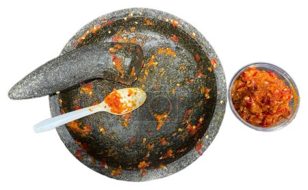 Mortier de pierre et pilon pour faire du sambal (sauce ou pâte de chili indonésien). Une façon traditionnelle de faire du sambal à l'aide d'une noix de coco, d'un mortier de pierre et d'un ulekan, un pilon par écrasement et broyage.