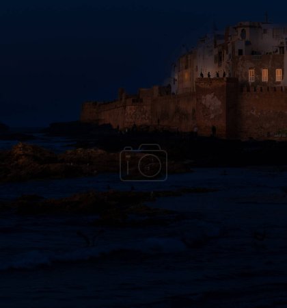 Téléchargez les photos : Château d'Essaouira et port sur la côte Atlantique au Maroc, Afrique du Nord la nuit. Photo de haute qualité - en image libre de droit