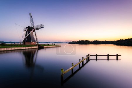 Windmühle zur blauen Stunde vom Paterswoldsemeer in der Nähe der Stadt Groningen, Niederlande. Hochwertiges Foto
