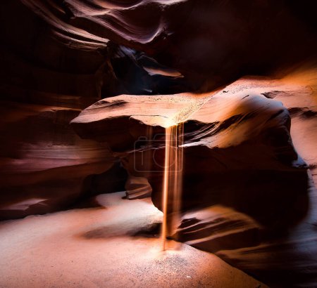 Téléchargez les photos : Un ruisseau d'eau traverse une fente étroite dans un canyon majestueux, créant un spectacle fascinant de beauté naturelle. - en image libre de droit