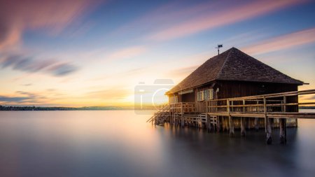 una hermosa puesta de sol en una casa de botes en el Ammersee en Baviera. Foto de alta calidad