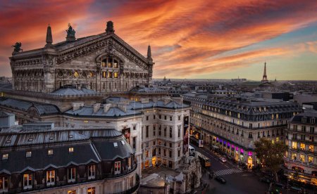 Dieses Foto fängt einen Panoramablick auf eine Stadt ein, während die Sonne untergeht, von einem hohen Aussichtspunkt aus gesehen. Oper Paris und Eiffelturm