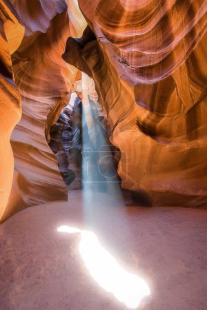 Téléchargez les photos : Une mince ouverture creusée dans la formation rocheuse d'un canyon, révélant un passage étroit. - en image libre de droit
