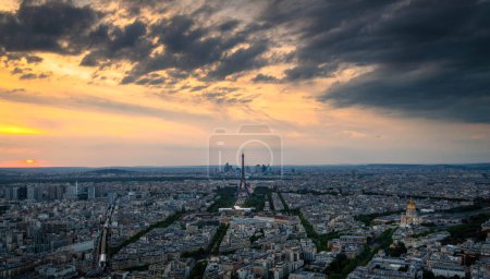 Luftaufnahme der Pariser Skyline mit dem Eiffelturm, dem Invalidendom und dem Geschäftsviertel Defense bei Sonnenuntergang, vom Montparnasse Tower, Paris, Frankreich. Hochwertiges Foto