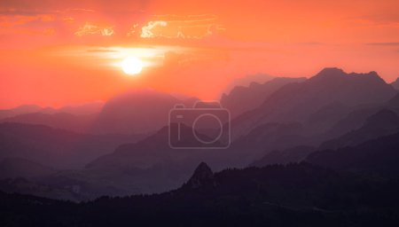 Eine schöne, farbenfrohe, abstrakte Berglandschaft in roter Tonalität. Dekorative, künstlerische Optik. Alpen in der Schweiz.