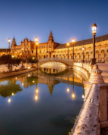 Spanischer Platz oder Plaza de Espana in Sevilla an einem sonnigen Sommertag, Andalusien, Spanien. Brücken und Kanal im Vordergrund. Hochwertiges Foto