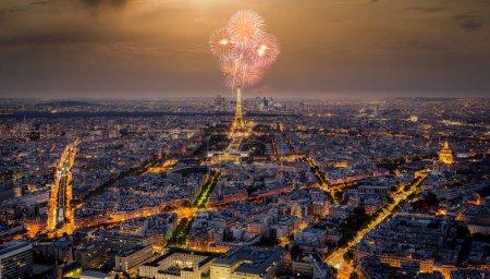 Foto de Torre Eiffel con fuegos artificiales, una celebración del Año Nuevo en París, Francia. Foto de alta calidad - Imagen libre de derechos