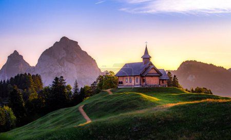 Eglise de Stoos-Kirche devant la montagne Grosser Mythen, Stoos, Morschach, canton de Schwyz, Suisse