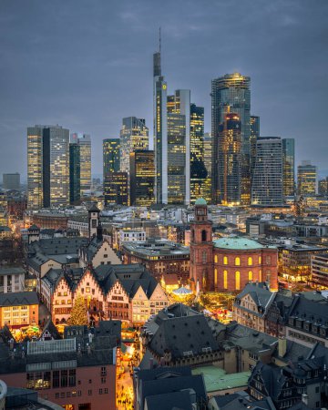 Frankfurts Altstadt mit moderner Architektur im Hintergrund und Romerberg im Vordergrund. Aufgenommen vom Frankfurter Domturm.