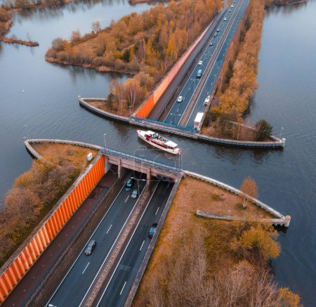 Aquaduct Veluwemeer aux Pays-Bas, bateau passant par l'autoroute. La mer est au-dessus de l'autoroute. 