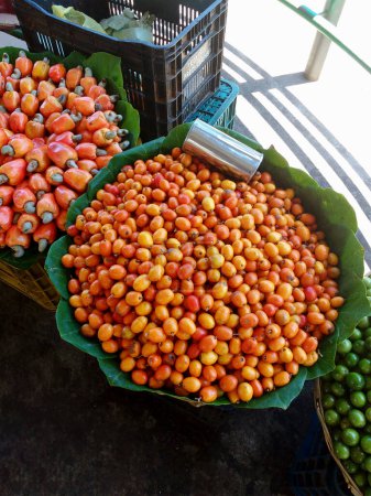 La ciriguela ou seriguela, Spondias purpurea. Fruits tropicaux, ciriguela et noix de cajou, en paniers vendus à l'extérieur.