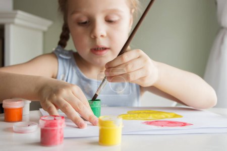 Téléchargez les photos : Petit enfant dessine à l'aquarelle, concept d'éducation à la maternelle, arrière-plan soft focus - en image libre de droit