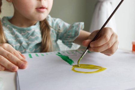 Téléchargez les photos : Little child draws with watercolor, concept of education in the kindergarten, soft focus background - en image libre de droit