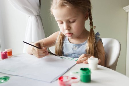 Foto de Little child draws with watercolor, concept of education in the kindergarten, soft focus background - Imagen libre de derechos