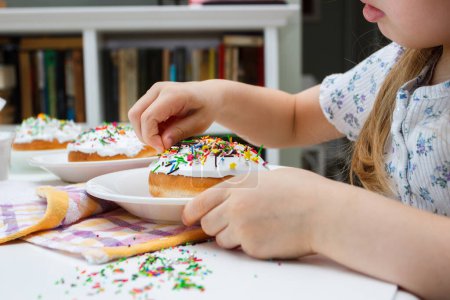 Téléchargez les photos : Processus de décoration d'un gâteau avec des décorations de couleur douce, concept de cuisson du gâteau de Pâques - en image libre de droit