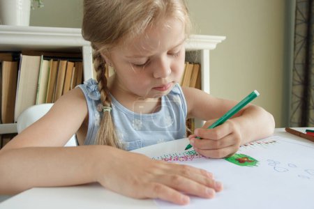 Foto de Lindo niño dibujando un cuadro con plumas de fieltro de colores. Concepto de hobby y educación - Imagen libre de derechos